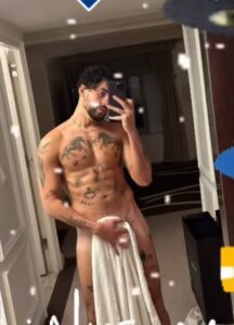 Photo: Bad Bunny Covered His Dick With A Towel At A Hotel Room In Mirror Selfie On Ig Story 1 20250127 2215131440312251933467002 216x300 2