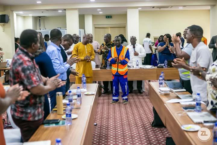 Photo: Asani Mutarika Who Returned R2 Million In A Waste Bin At Olieven Plaza Was Rewarded R500&Nbsp; Shoprite Voucher 1 fb img 17383209083199138765590480589874 2