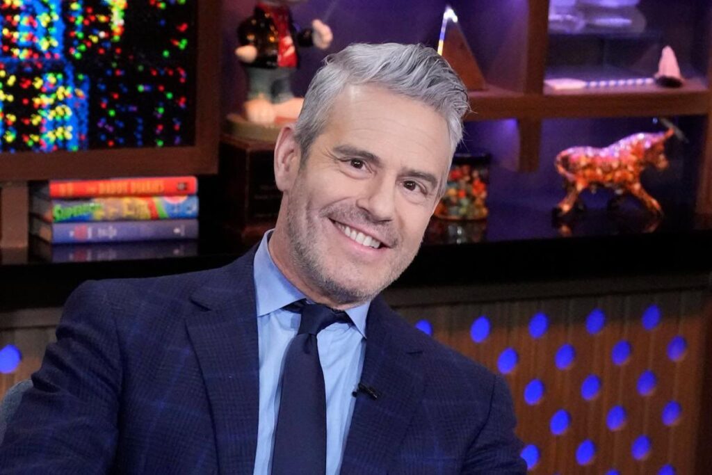 Photo: Andy Cohen Dick Got Leaked In Viral Mirror Selfie In The Bathroom 9 20250211 2123162706027444388427810 1024x683 2