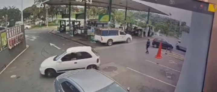 Video: Man, Salim, Stole R2K From A 66-Year-Old Woman In Hazelmere Dam After They Went To Withdraw The Pension Money From Galleria Mall In Viral Cctv Footage 1 incollage 20250205 2056125412793032658185838379 2