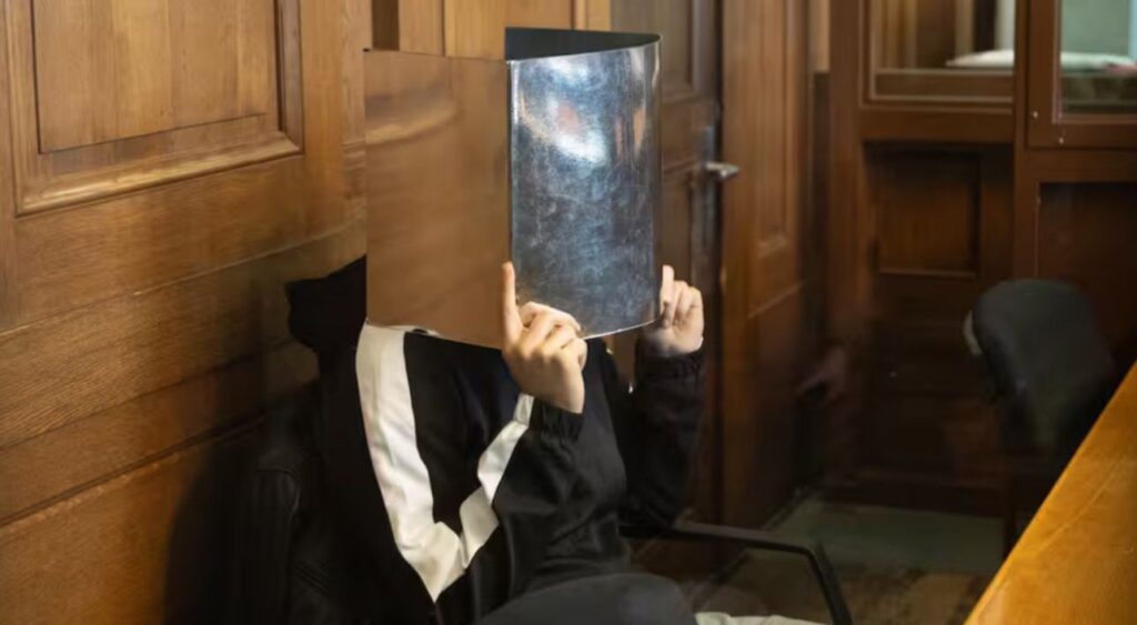 Photo: Tabloids Confirmed Berlin Green Politician Falls Into Sex Trap With A Migrant Who Blackmailed Her Into Giving Her €20,000 At Gunpoint 1 incollage 20250224 2341035216814105659281496964 1024x563 2