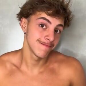 Video: Reações Ao Tiktoker, Rodrigo Frias, Enfiando Frasco De Desodorante Monange Frutas Vermelhas Dentro Do Cuzinho Para Se Masturbando Vazado 1 20250422 0533191067767197277549299 300x300 2