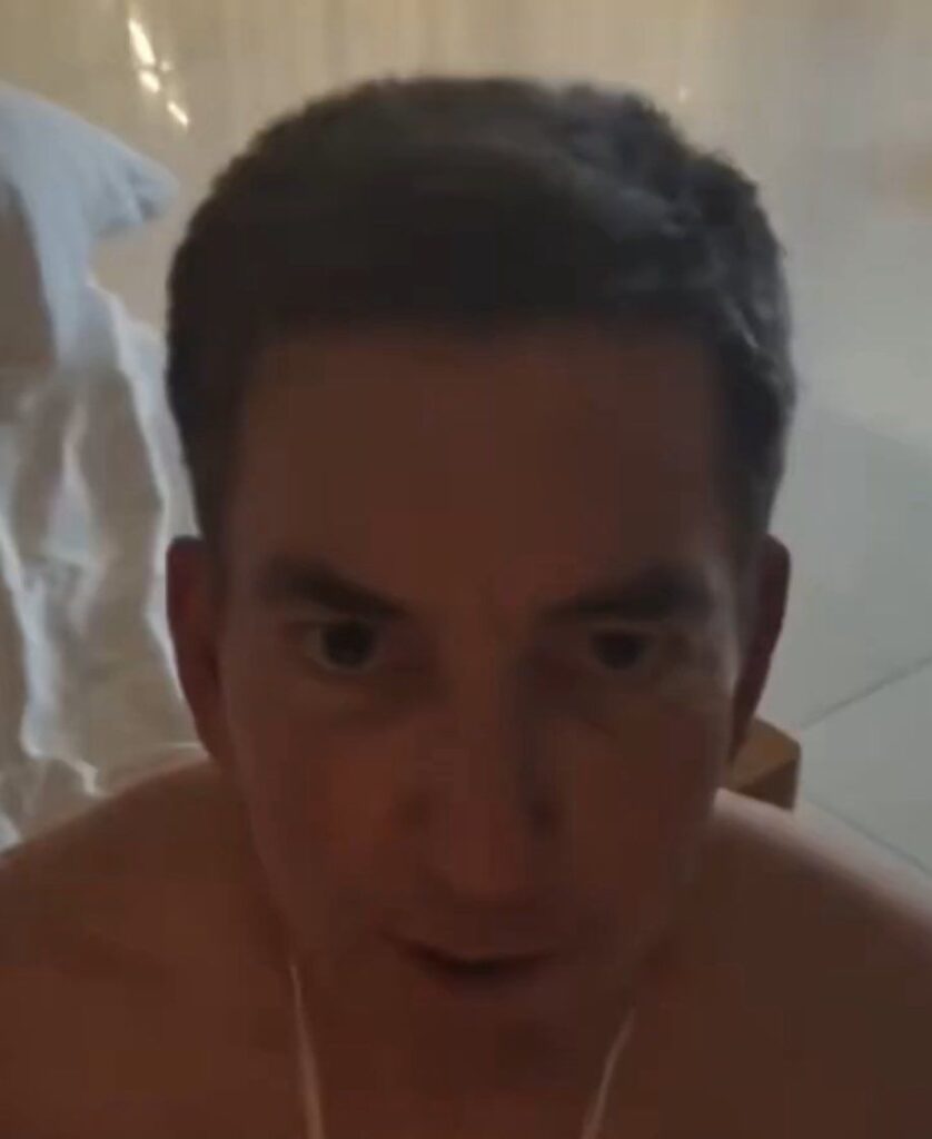 Video: Glenn Greenwald Enviou R$ 10 Mil Pelo Paypal Para Brasileiro Após Beijar Perna De Negro Em Escândalo De Fetiche Por Pés No Rio De Janeiro Fantasiado De Saia De Empregada Vazou 1 20250530 0611067613508347117499395 838x1024 2
