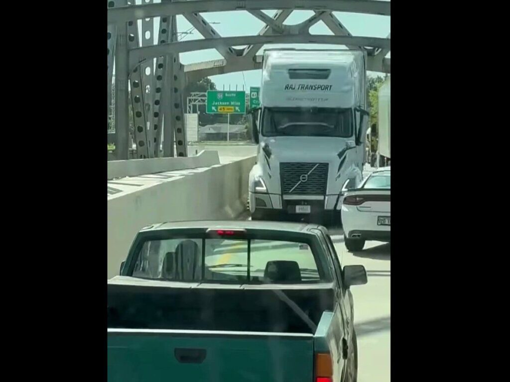 Video: Raj Transport Truck Driver Caught Driving On Wrong Way On I-55 Mississippi River Bridge, Tennessee 1 20250827 1538402672532333196849706 1024x768 2